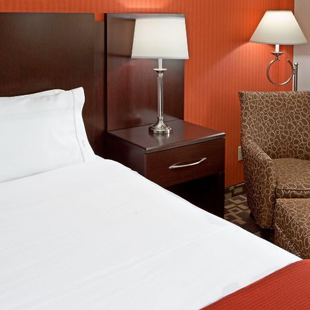 Holiday Inn Express Maspeth By Ihg Nowy Jork Zewnętrze zdjęcie